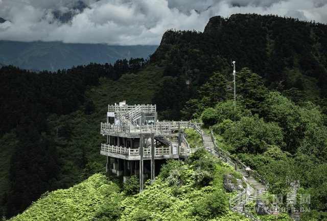 西岭雪山等旅游景区为全国医护人员开通免票通道