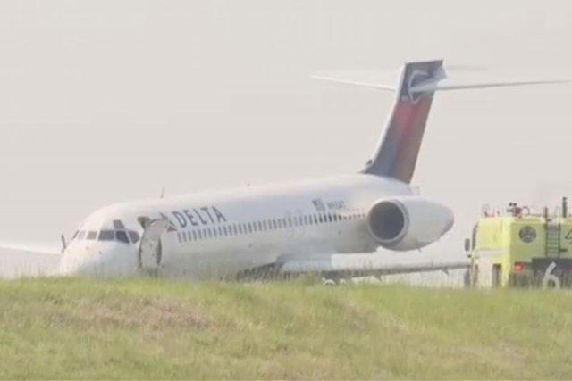 美国一架客机未展开前起落架降落在机场