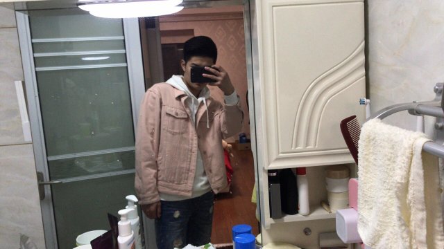 男生皮肤有点黄穿衣服选什么色系的，暗黄色的皮肤男孩适合什么颜色的衣服