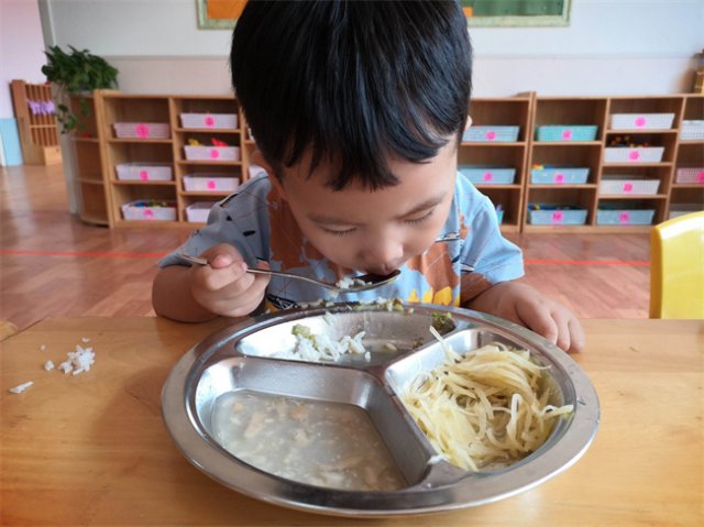 不爱吃饭的孩子老师要怎么引导(不爱吃饭的孩子老师要怎么引导他)