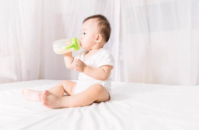 给婴儿喂奶粉水温应多少度，冲婴儿奶粉的最佳水温