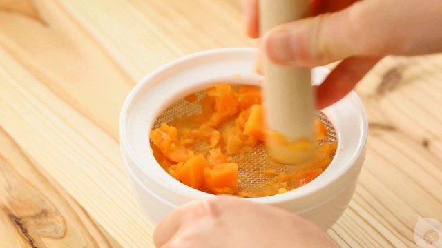 婴儿添加辅食的正确方法，宝宝喂辅食正确方式