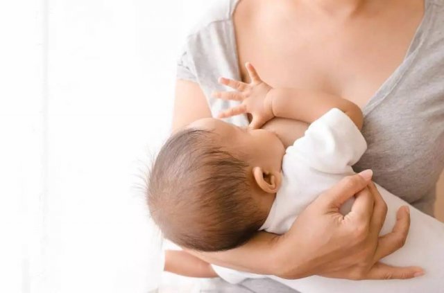 母乳喂养奶水太多宝宝吃不完，母乳喂养奶水太多宝宝呛奶怎么办