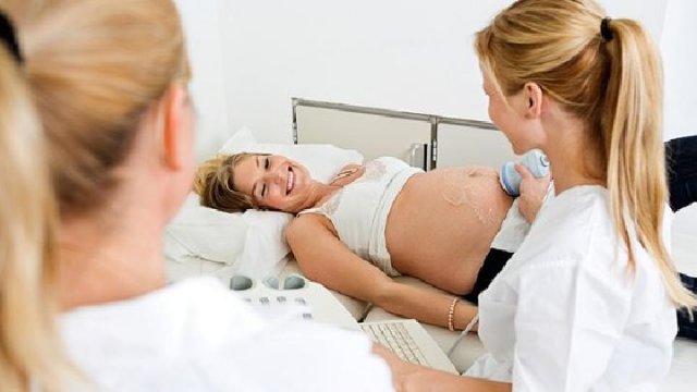 宝宝吐奶是什么原因造成的(10个月宝宝吐奶是什么原因造成的)