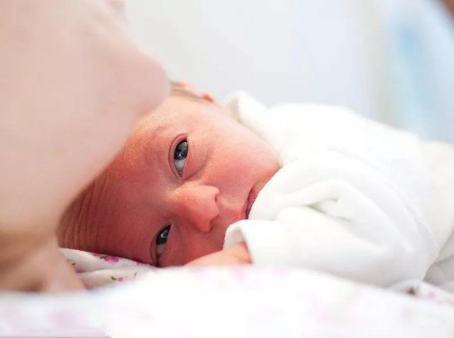抱睡可以缓解宝宝胀气吗 宝宝打嗝可以缓解胀气吗