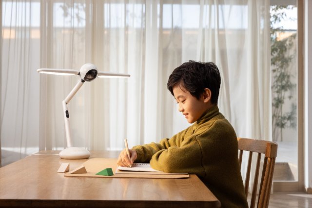 商汤科技“元萝卜光翼灯”：AI守护，让孩子学习更轻松、护眼、矫姿、专注
