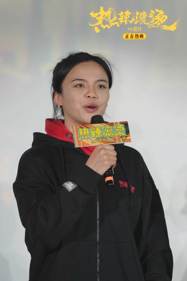 《热辣滚烫》襄阳路演，贾玲携新电影回家，家乡人民热情欢迎