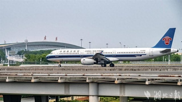 武汉机场夏秋航季开启，日均航班量猛增12.4%，迎来航空旺季