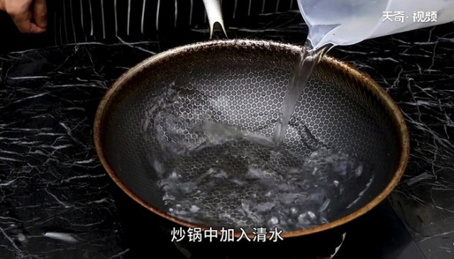 油爆乌鱼花的做法「油爆乌鱼花的制作工艺」