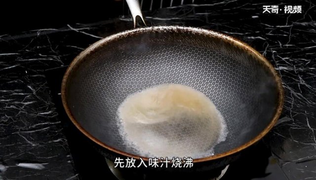 油爆乌鱼花的做法「油爆乌鱼花的制作工艺」