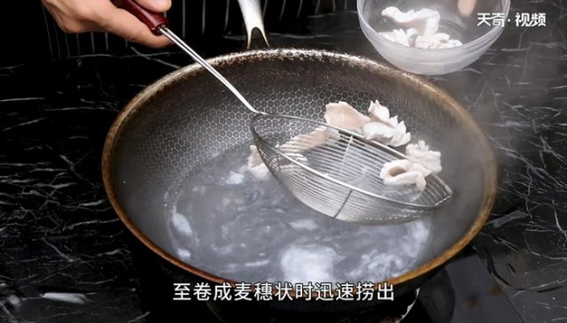 油爆乌鱼花的做法「油爆乌鱼花的制作工艺」