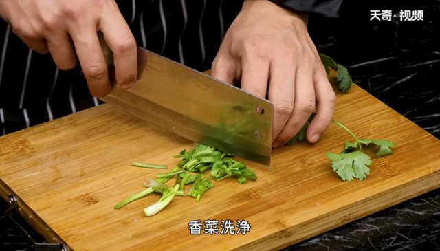 油爆乌鱼花的做法「油爆乌鱼花的制作工艺」