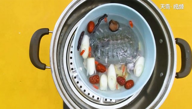 人参甲鱼炖鸡的做法 甲鱼灵芝汤做法与好处