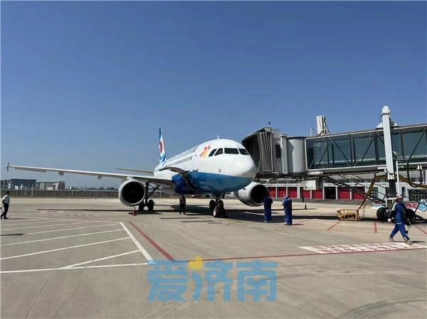 重庆航空执飞的“济南-重庆-拉萨”客运航线首航