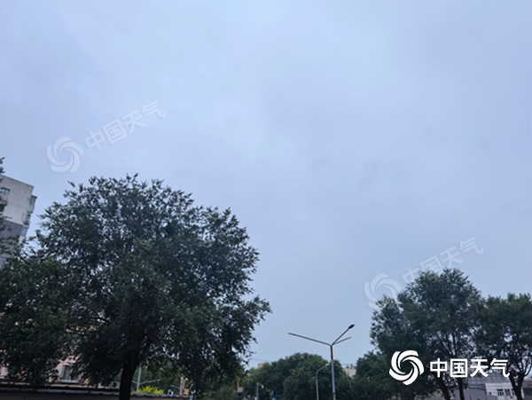 北京白天阵雨持续，天气闷热温度下滑