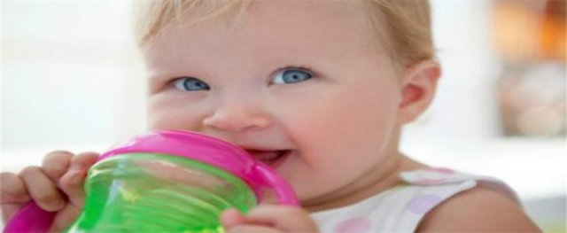 如何教宝宝用杯子喝水，怎么教宝宝喝水杯子要先选对呀