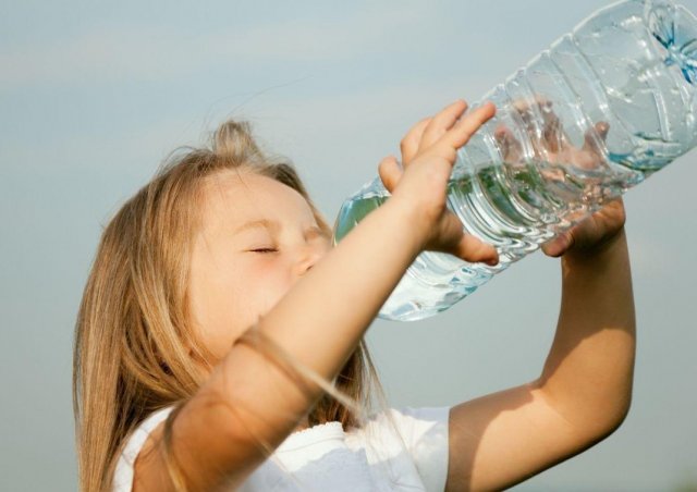 如何教宝宝用杯子喝水，怎么教宝宝喝水杯子要先选对呀