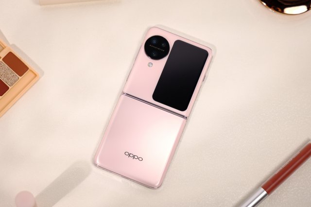 OPPO Find N3 Flip折叠屏手机：流畅操控，极致优雅展现