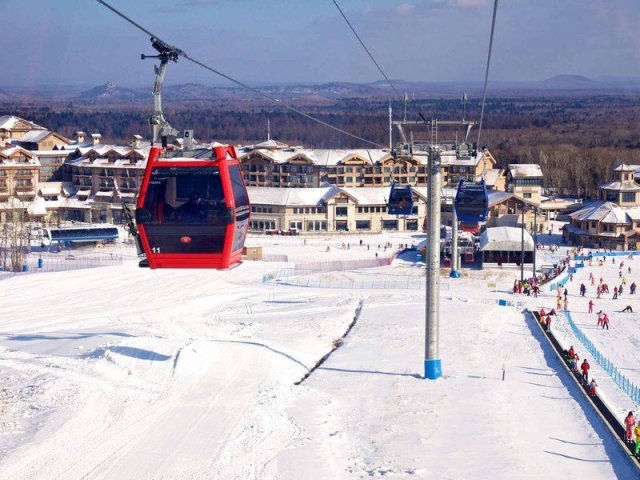 长白山万达悦华酒店 高级大床房1晚+2大1小早+水乐园+滑雪+接送机