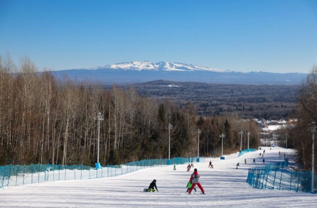 长白山万达悦华酒店 高级大床房1晚+2大1小早+水乐园+滑雪+接送机