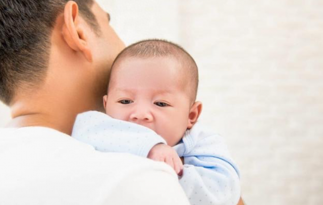 为什么抱得越多婴儿越乖巧 科学依据：多抱会促进大脑生长