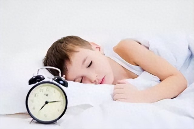 这个睡觉习惯 严重影响娃的身高和智商 家长必须带头改