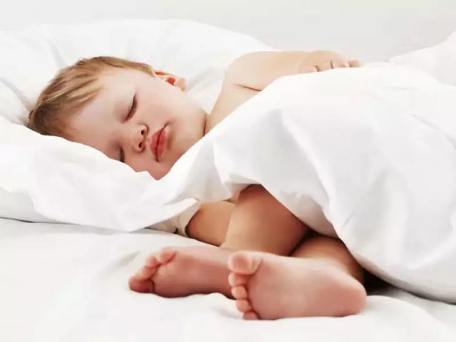 一岁半宝宝睡觉爱出汗是什么原因？一岁半宝宝晚上睡觉出汗是什么原因