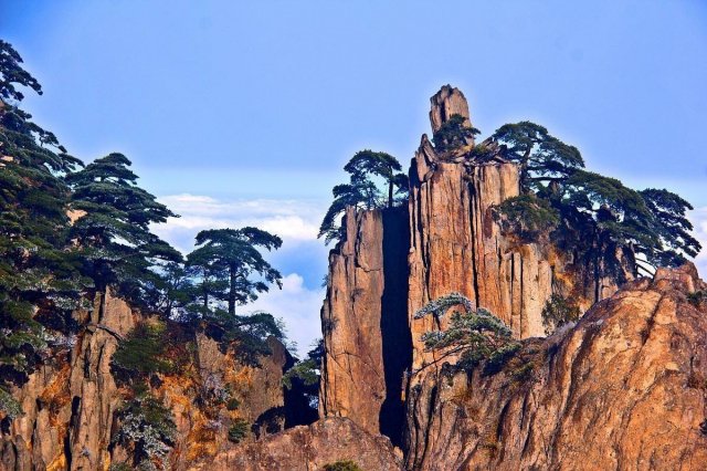 黄山风景区门票：淡季180元，旺季190元，儿童半价