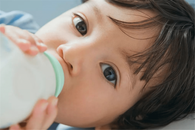 新生儿吃奶粉量是多少合适呢 新生儿吃奶粉多少毫升合适