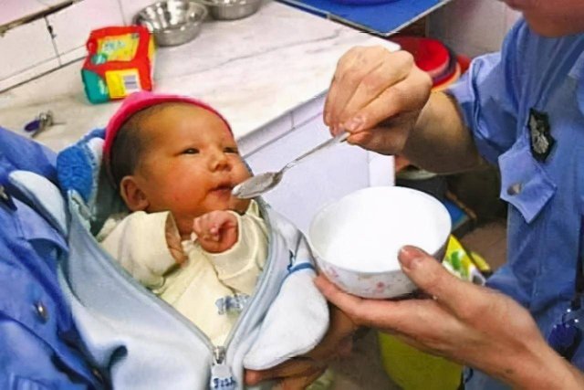 新生儿到底需不需要喝水了「新生儿到底需不需要喝水喝奶」