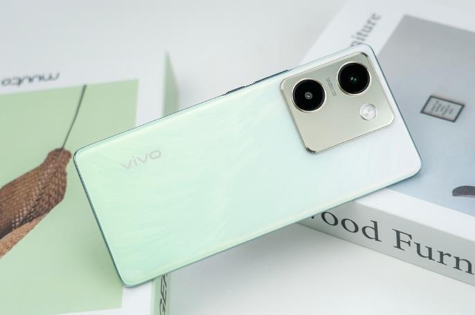 首销vivo Y100震撼来袭，最高配置12GB＋512GB