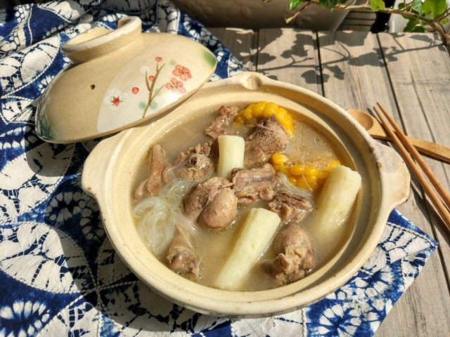 老鸭煲做法「用什么食材煲鸭汤好」