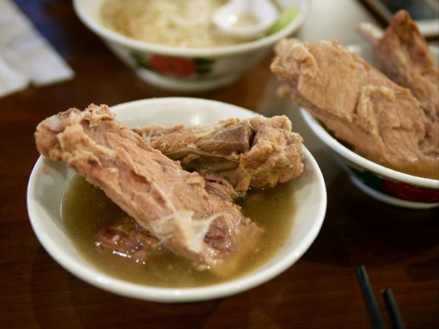 【震撼味蕾】全球最大碗肉骨茶，1244公升的饕餮盛宴等你来挑战