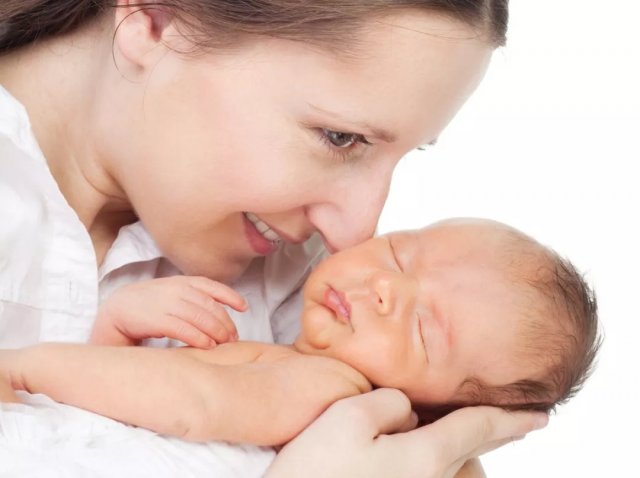哺乳期妈妈乳房痒是什么原因，哺乳期奶被挤了有硬块怎么办