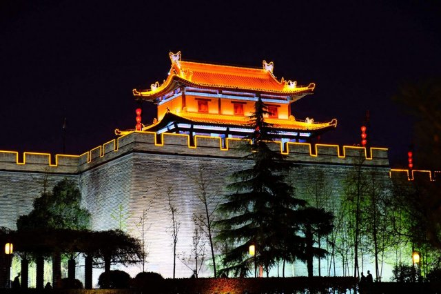 西安城墙：历史悠久，开放时间灵活，丰富的景点，参观需注意，四季变幻奇特