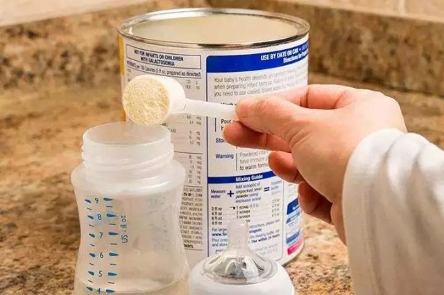 奶粉换奶粉的正确转换方法 如何给宝宝转换奶粉