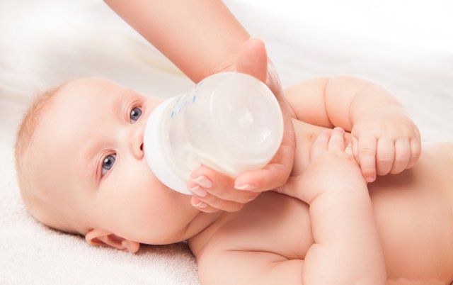 初生婴儿一般吃多少奶粉，初生婴儿吃多少奶粉好一点
