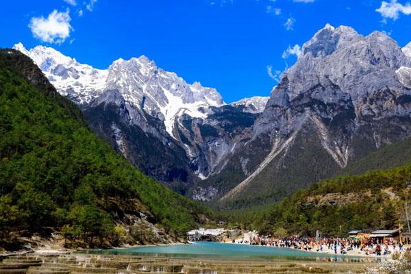 玉龙雪山在哪里，玉龙雪山在哪里个城市哪个区