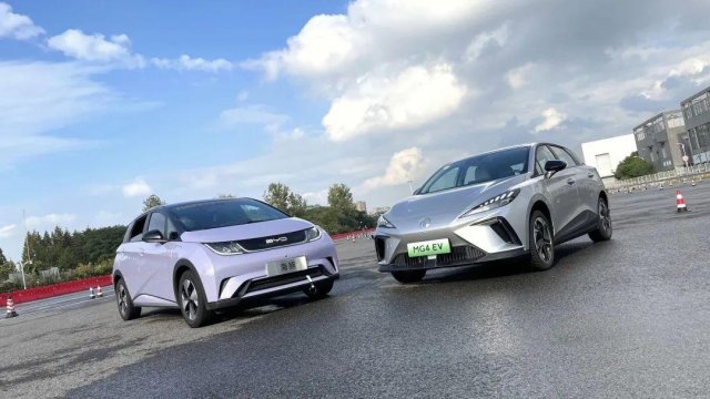 比亚迪海豚VS MG4 EV：10万级纯电轿车标杆之争，谁主沉浮