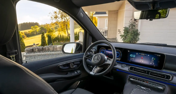 奔驰首款纯电MPV震撼上市，59万元起，豪华电动出行新选择