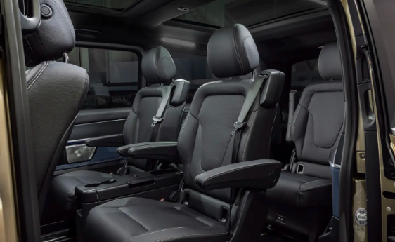 奔驰首款纯电MPV震撼上市，59万元起，豪华电动出行新选择
