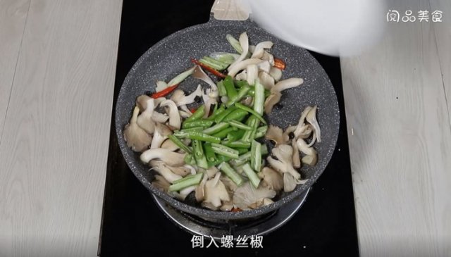 小炒凤尾菇怎么做好吃(炒凤尾菇要焯水吗)