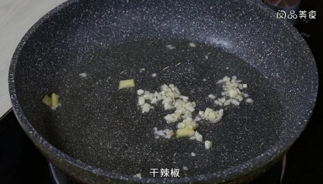 爆炒猪肉皮的做法(爆炒肉皮的做法窍门)