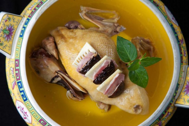 扬州美食盛宴：蟹粉狮子头荣登榜首，十大经典名菜引领味蕾之旅