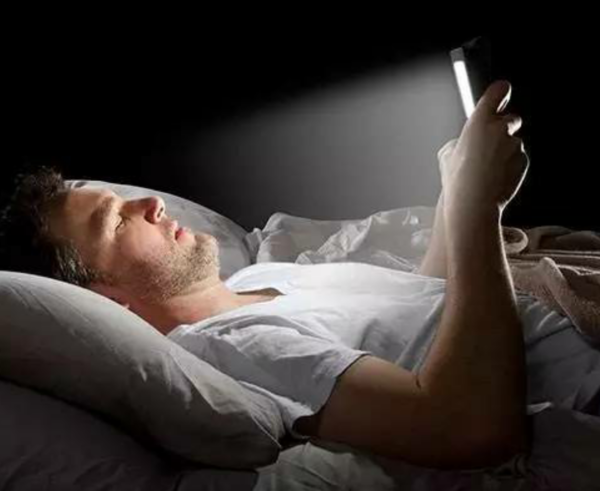 警惕熬夜玩手机，每28秒1人脑溢血致命，健康不容忽视