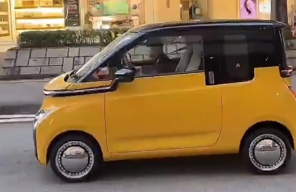 王祖蓝驾驶五菱电动汽车低调亮相香港街头，仅售6万引关注
