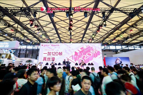 一加黑科技闪耀ChinaJoy2024，120帧刷新率成全场最炫焦点