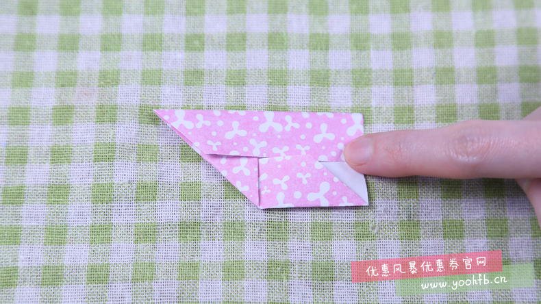 正方形折纸“变身”小立方体，只需要六张折纸就能做到。
