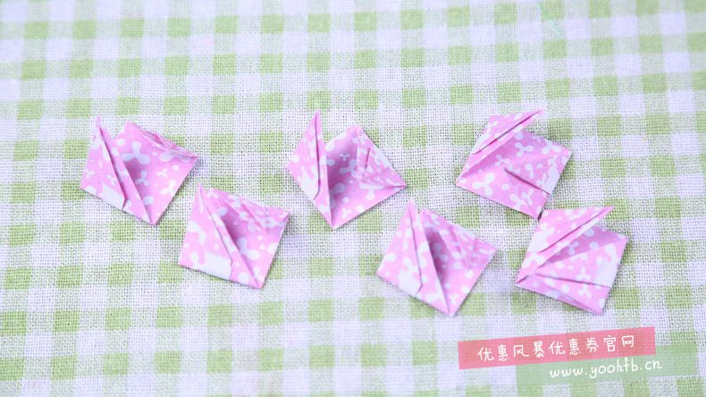 正方形折纸“变身”小立方体，只需要六张折纸就能做到。