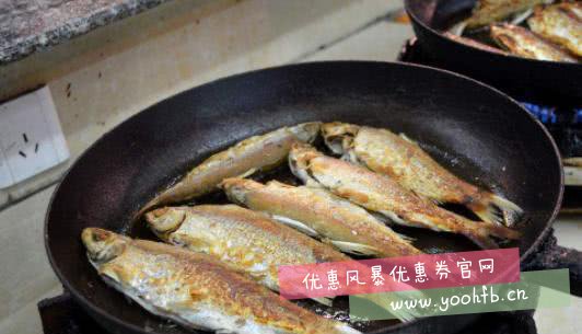 大厨煎鱼小妙招，不仅省油还不粘锅，煎出来的鱼肉鲜嫩又美味